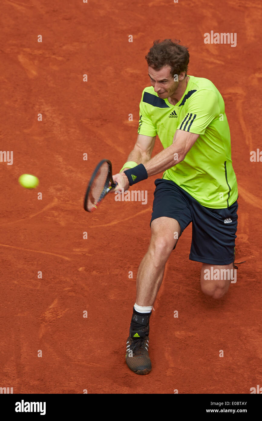 Madrid, Spanien. 8. Mai 2014. Andy Murray aus Großbritannien spielt eine doppelte übergeben Rückhand während des Spiels mit Santiago Giraldo Kolumbiens am 5. Tag der Madrid Open von La Caja Magica. Bildnachweis: Aktion Plus Sport/Alamy Live-Nachrichten Stockfoto