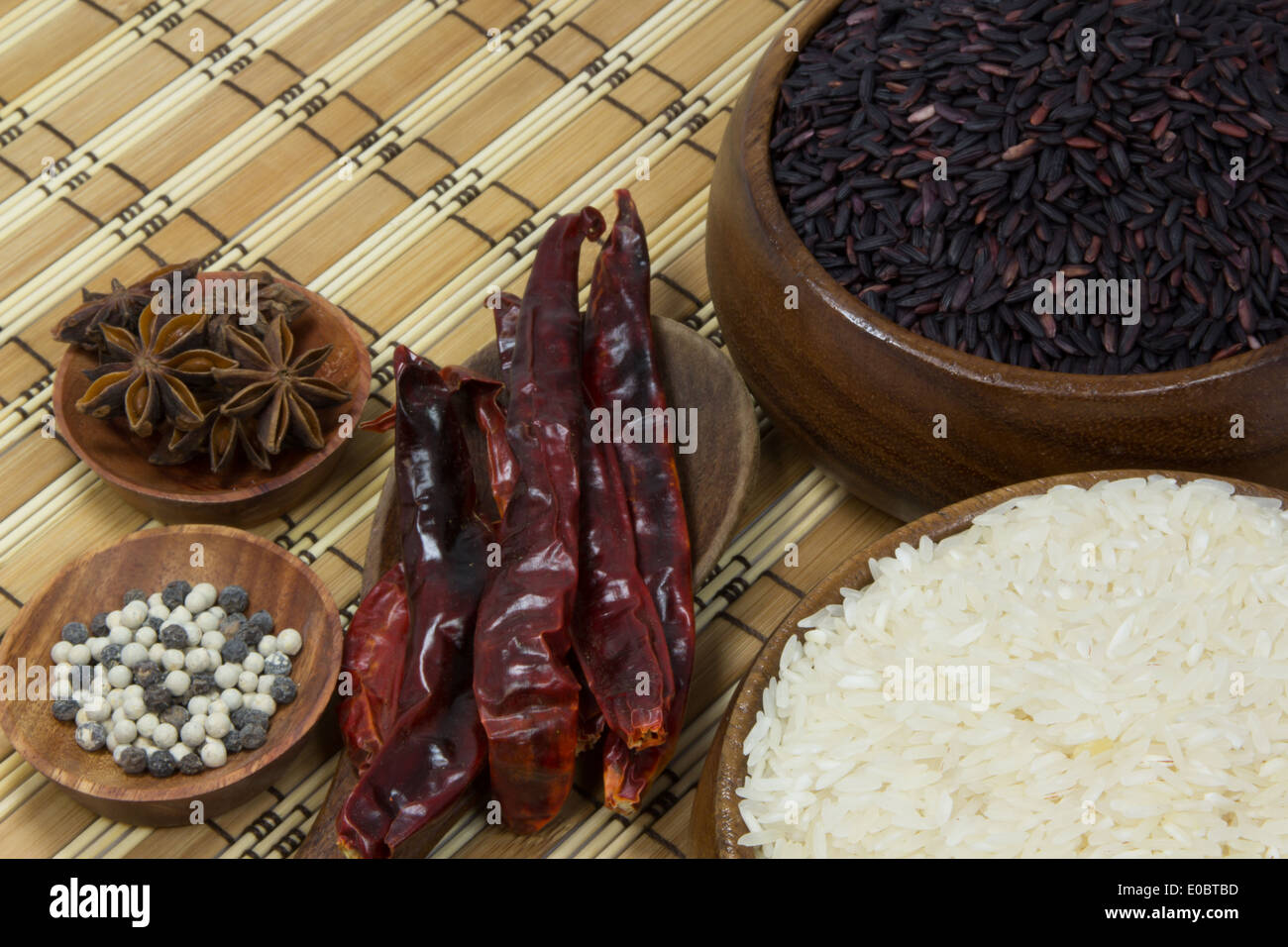 Jasmin-Reis und groben Reis in Schüssel mit Kraut Stockfoto