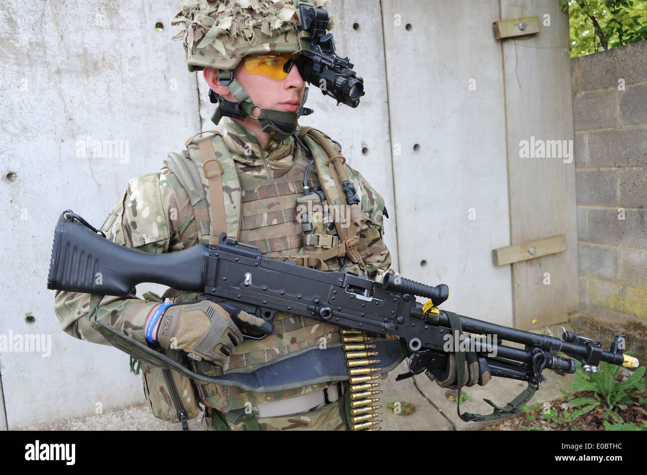 Fast jeder Soldat ist jetzt mit Nachtsicht-Kit ausgestattet. Hier haben wir die Kopf montiert monokulare Nachtsichtgeräte Stockfoto