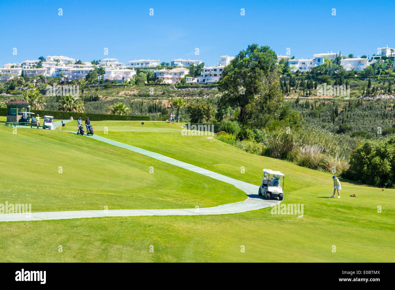 Golfbuggy geparkt am ersten Abschlag Parque da Floresta Golfplatz Vale Poco Budens in der Nähe von Salema Algarve Portugal Stockfoto