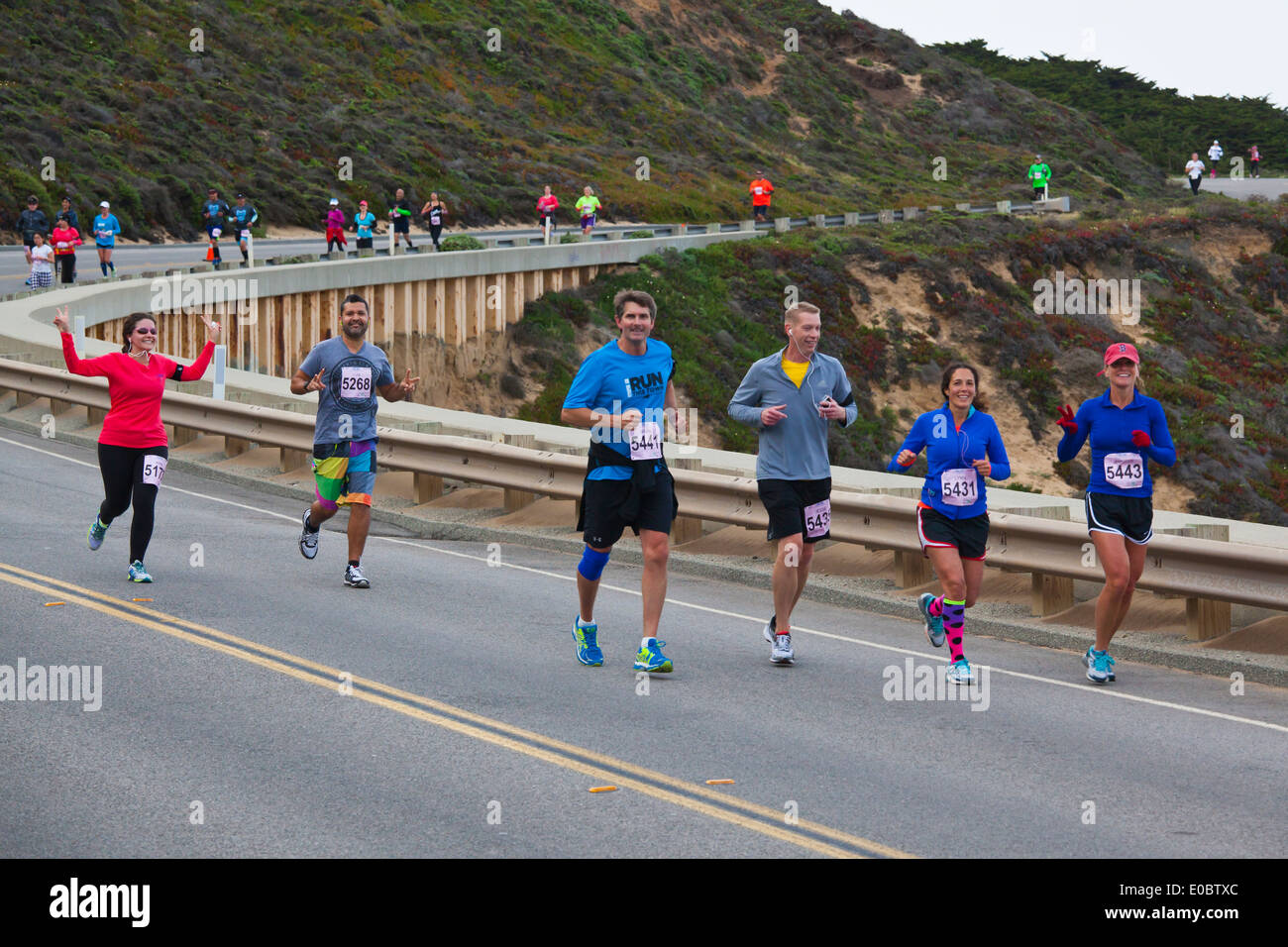 Läufer auf dem Highway 1 zu beteiligen, in 2014 Big Sur Marathon - BIG SUR, Kalifornien Stockfoto