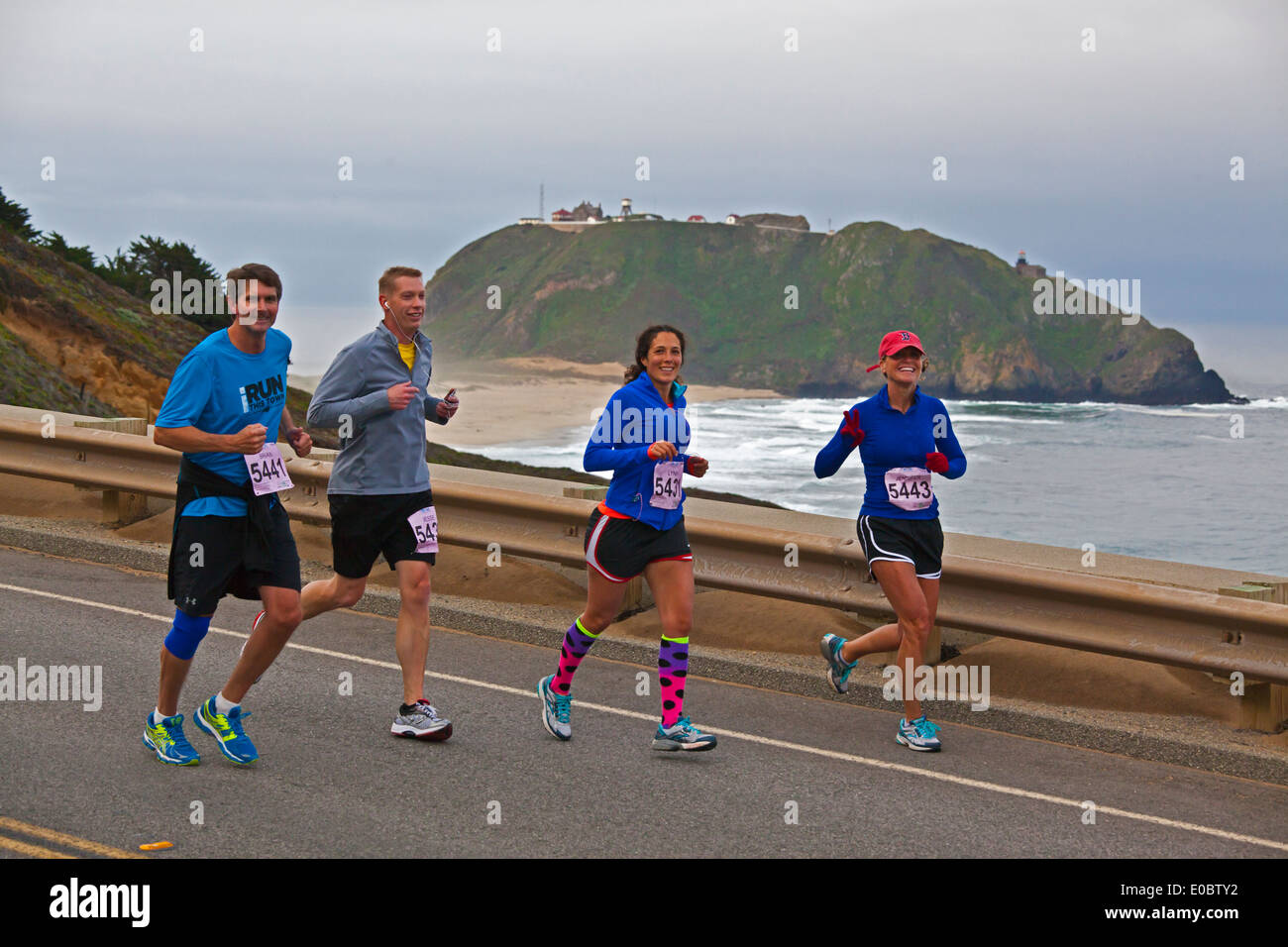 Läufer passieren den Point Sur Leuchtturm während der 2014 Big Sur Marathon - BIG SUR, Kalifornien Stockfoto