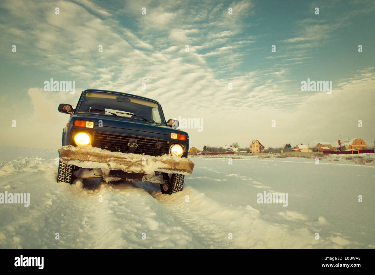 Sowjetische und russische SUV Lada Niva 4 x 4 im Schnee Stockfoto