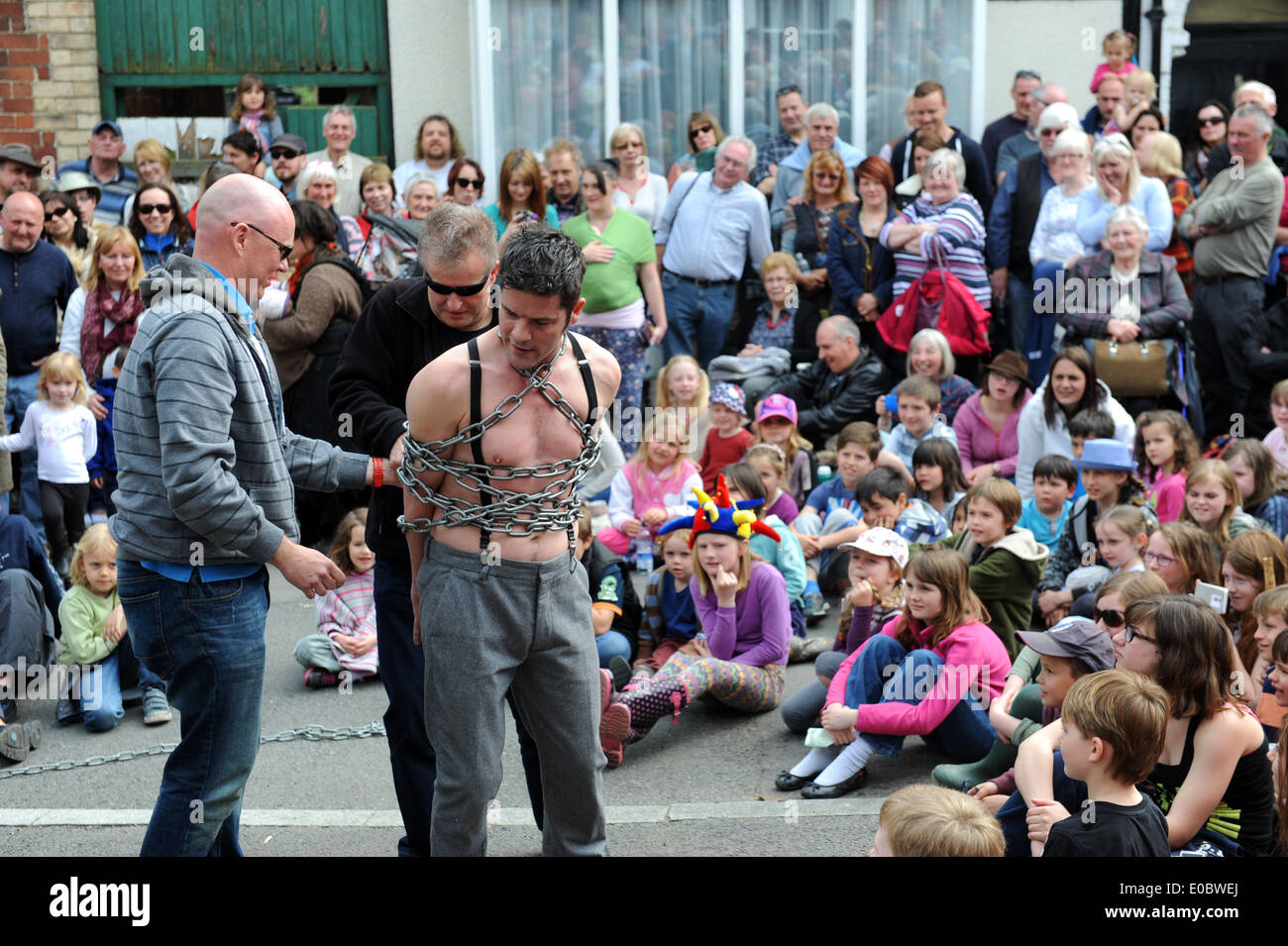 Entfesselungskünstler A J James Straßenkünstler und Entfesselungskünstler erklingt in The Green Man Festival am Clun in Shropshire Stockfoto