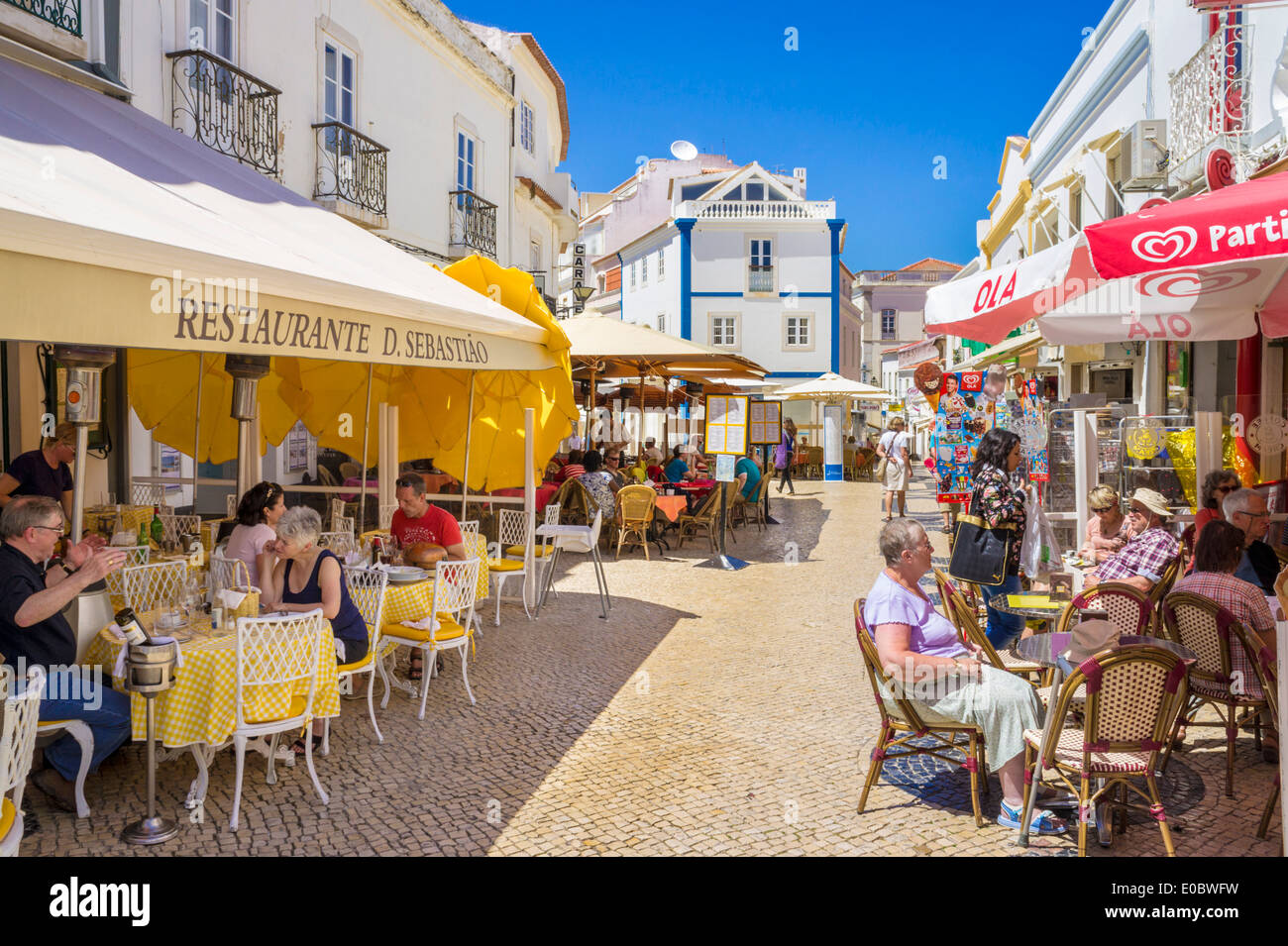 Portugal-Restaurant und Touristen Rua 25 de Abril Lagos Algarve Portugal EU Europa Stockfoto