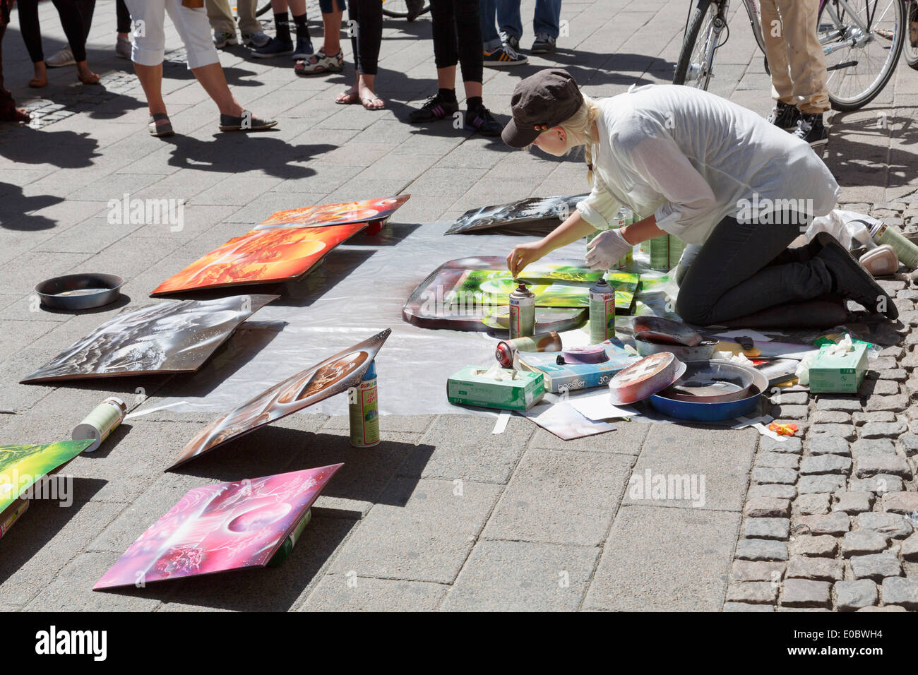 Sprühfarbe Streetart-Künstler Bilder zu malen, mit einem Zuschauer in Kopenhagen, Dänemark, Skandinavien, Europa zu verkaufen. Stockfoto