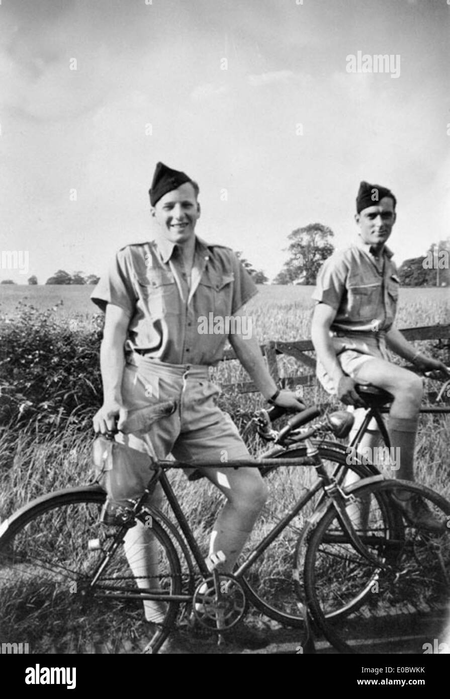 Ein Foto, das im Sommer eine gemütliche Radtour in Derbyshire, England, zeigt, wo die malerische Landschaft und die Freizeitaktivitäten im Freien festgehalten werden. Stockfoto