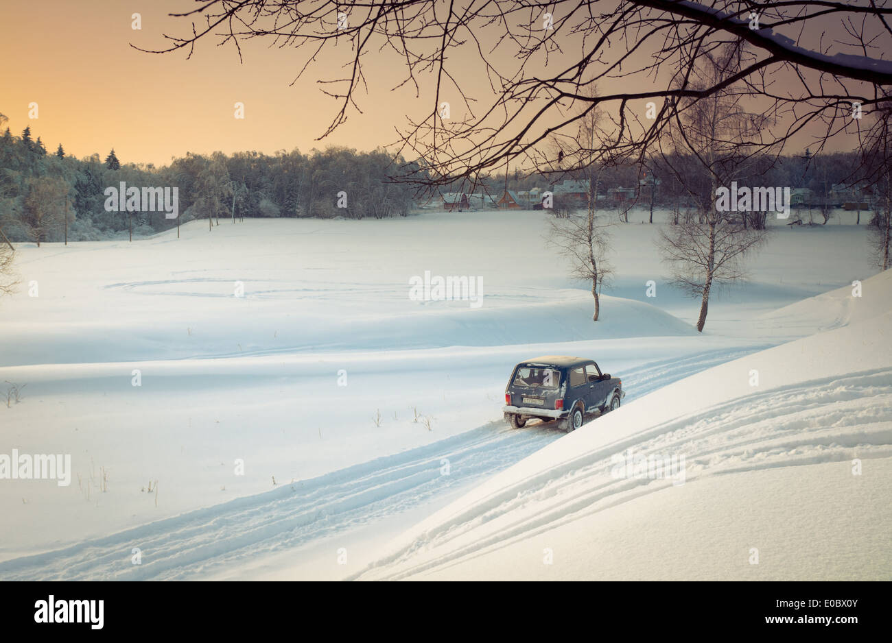 Sowjetische und russische SUV Lada Niva 4 x 4 im Schnee Stockfoto