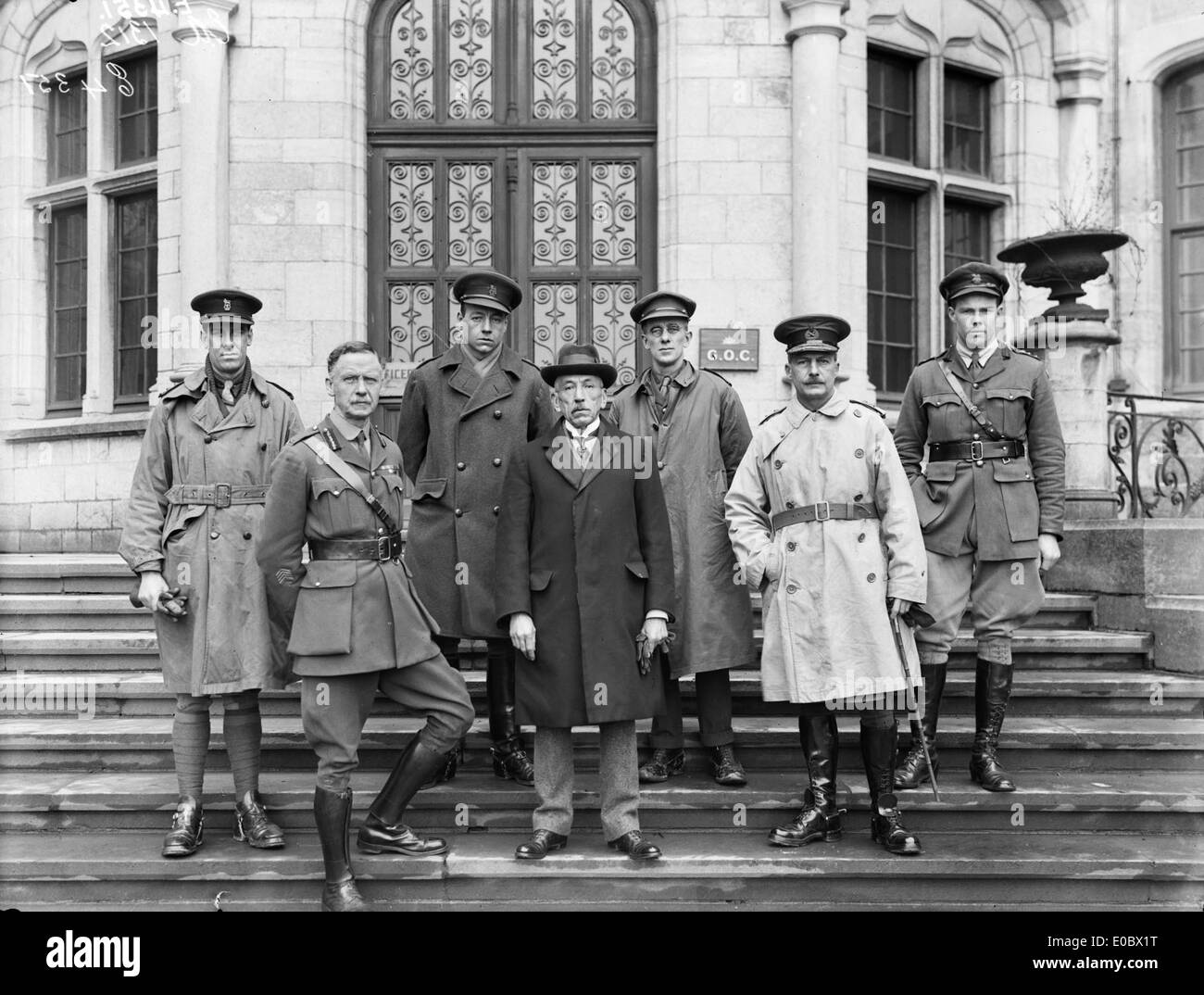 Der Premierminister von Australien William Hughes und sechs unbekannten Offiziere Stockfoto