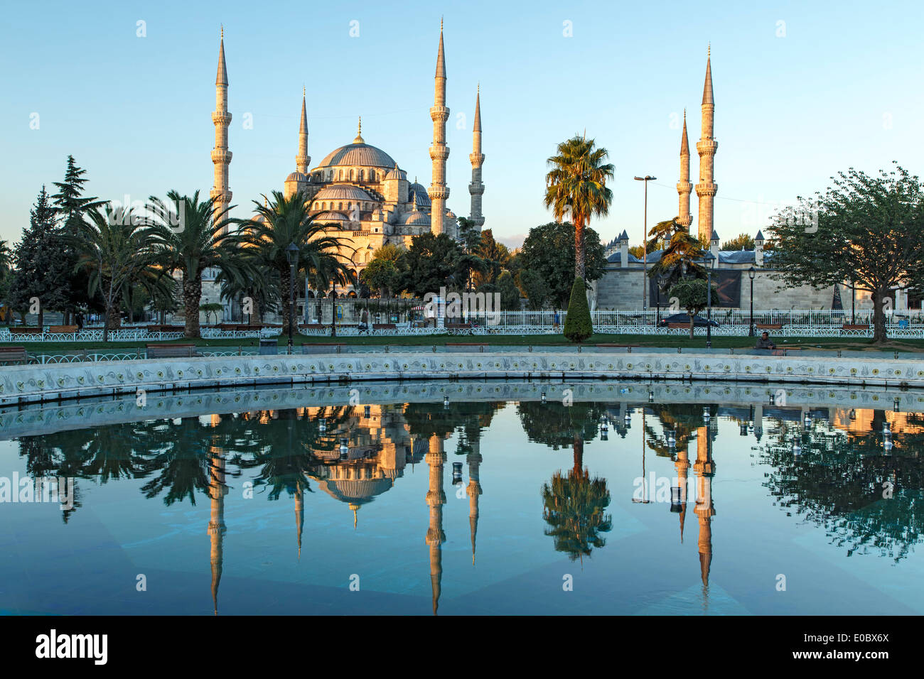 Blaue Moschee spiegelt sich am Pool, Istanbul, Türkei Stockfoto