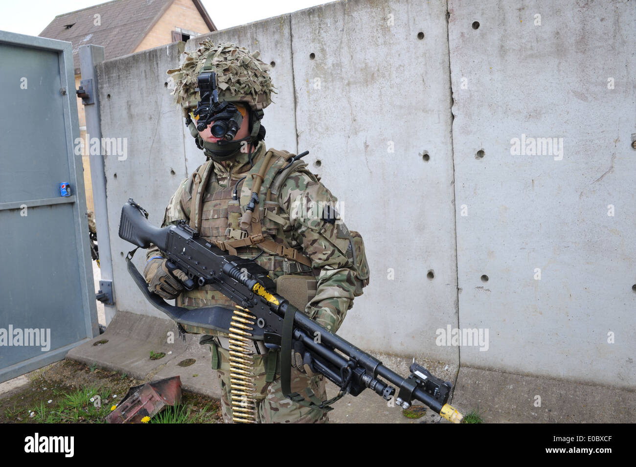 Fast jeder Soldat ist jetzt mit Nachtsicht-Kit ausgestattet. Hier haben wir die Kopf montiert monokulare Nachtsichtgeräte Stockfoto