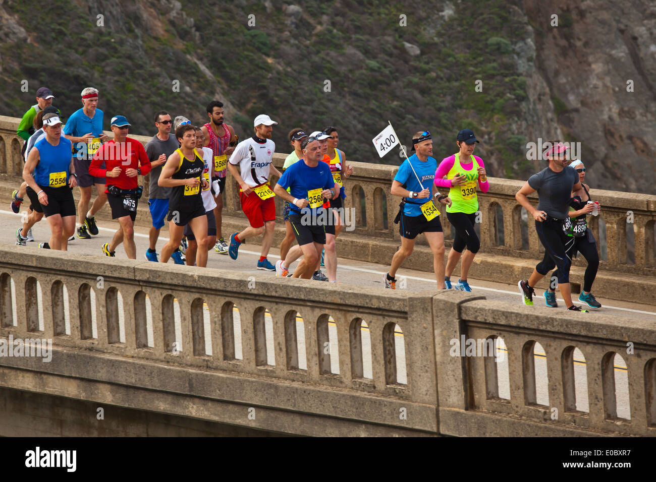 Läufer überqueren Bixby Bridge auf dem Highway 1, der auf halbem Wegpunkt des 2014 Big Sur Marathon - BIG SUR, Kalifornien Stockfoto