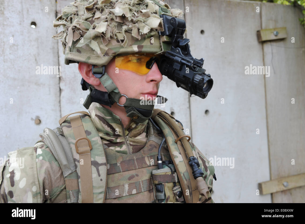 Fast jeder Soldat ist jetzt mit Nachtsicht-Kit ausgestattet. Hier haben wir die Kopf montiert monokulare Nachtsichtgeräte Stockfoto