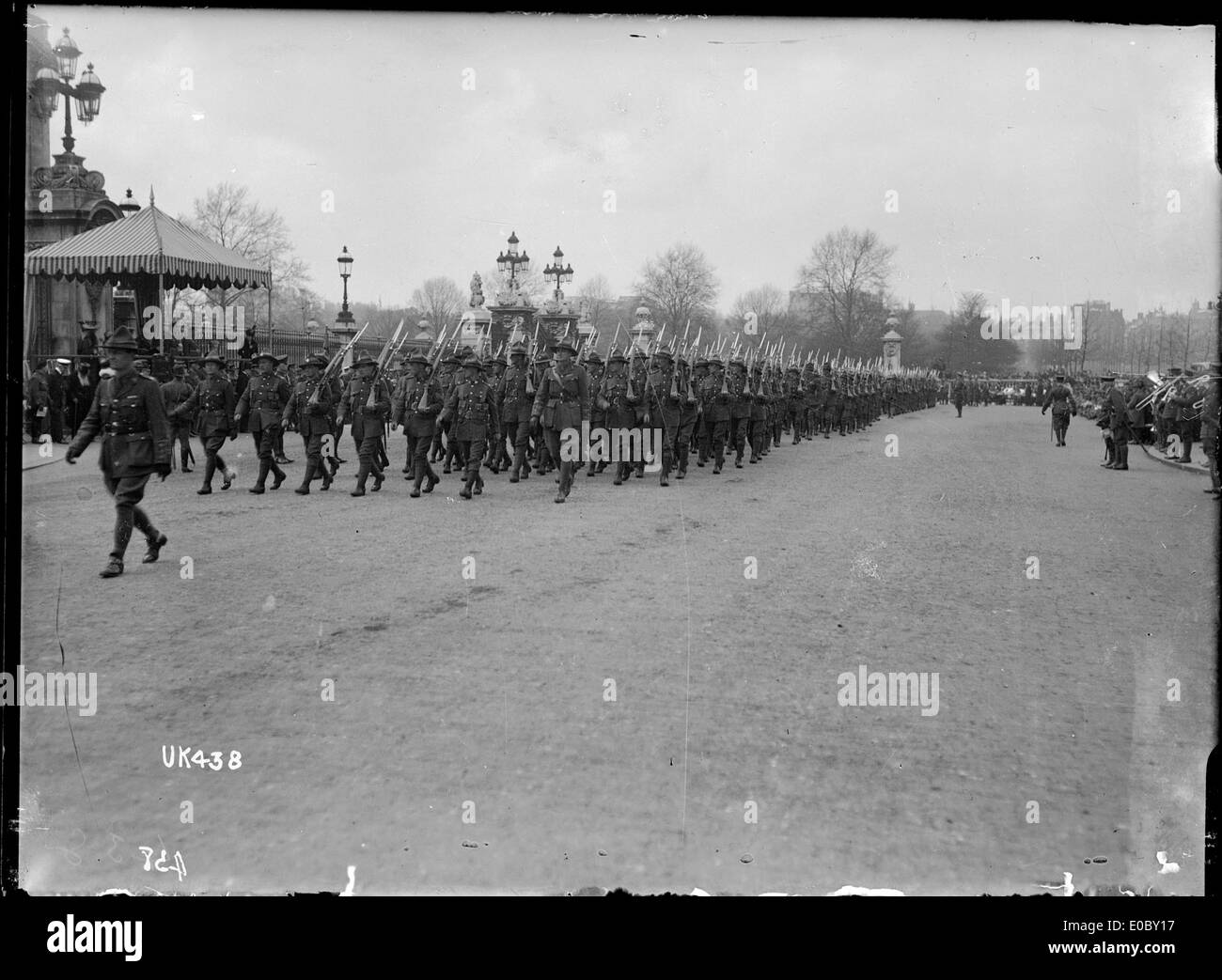 Die neuseeländischen Divisionstruppen werden im Mai 1919 bei einer Siegesparade in London beobachtet. Dieser Moment würdigt ihren Beitrag während des Ersten Weltkriegs und zeigt ihre Tapferkeit und die patriotische Atmosphäre der damaligen Zeit. Stockfoto