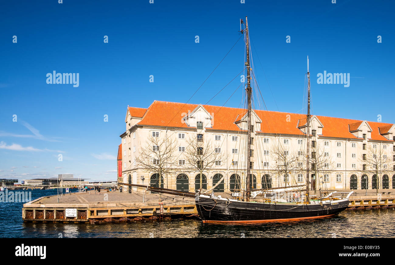 Ein altes Holzschiff vor Eigtveds Pakhus, Conference Center, Copenhagen, Dänemark Stockfoto