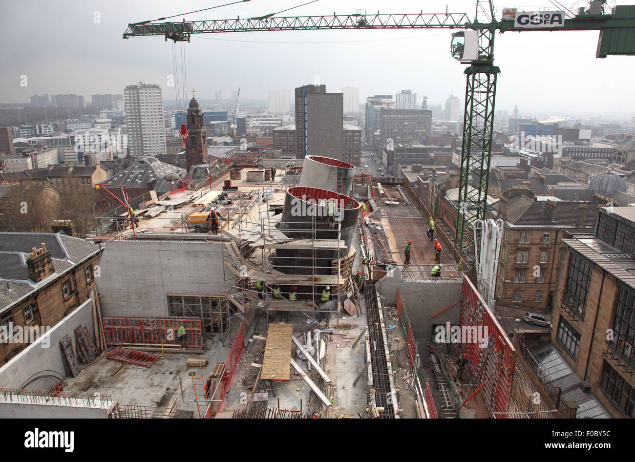 Luftbild von der Erweiterungsbau der Glasgow School of Art im Bau zeigt die Skyline von Glasgow im Hintergrund. Stockfoto