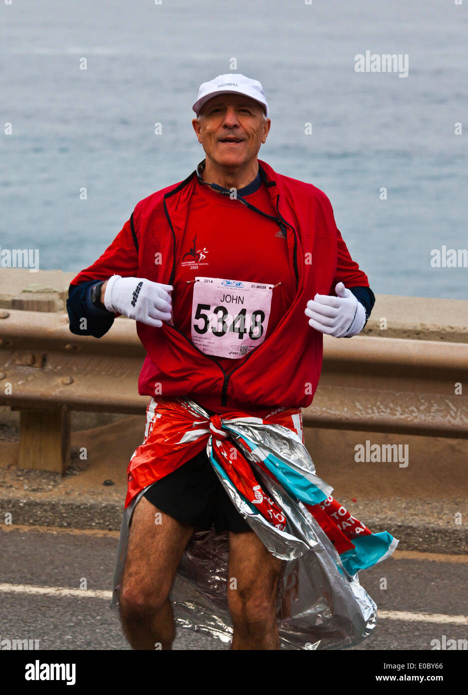 Ein 60 Jahre alter Mann läuft auf dem Highway 1 während der 2014 Big Sur Marathon - BIG SUR, Kalifornien Stockfoto