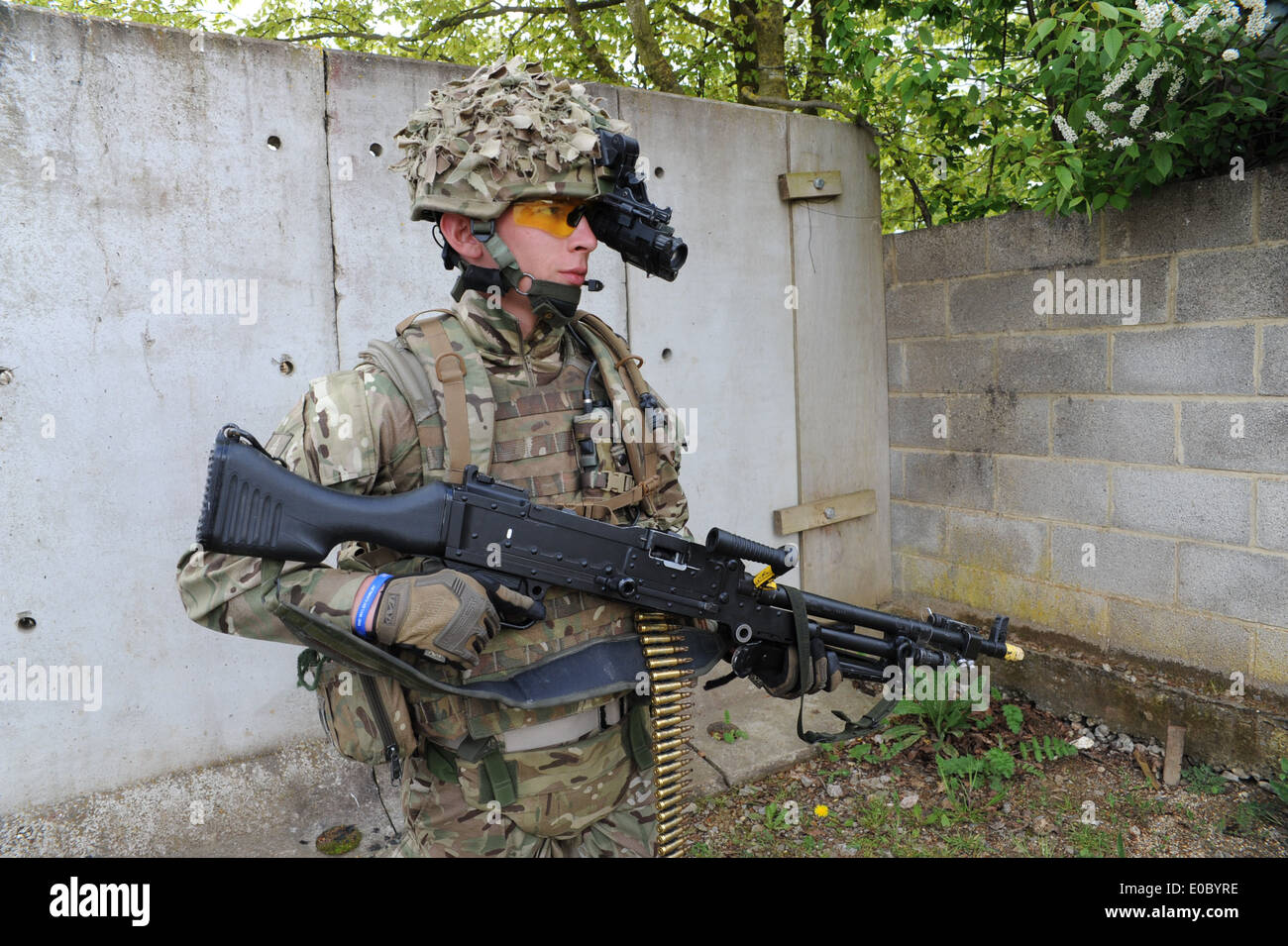 Fast jeder Soldat ist jetzt mit Nachtsicht-Kit ausgestattet. Hier haben wir die Kopf montiert monokulare Nachtsichtgeräte Stockfoto