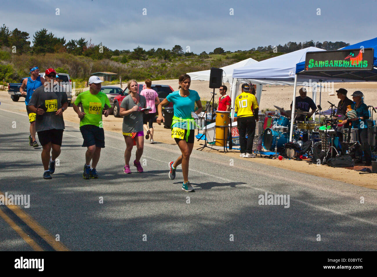Die SAMBAHEMIANS Trommel Energie in die Menschenmenge am Ende 2014 Big Sur Marathon - BIG SUR, Kalifornien Stockfoto