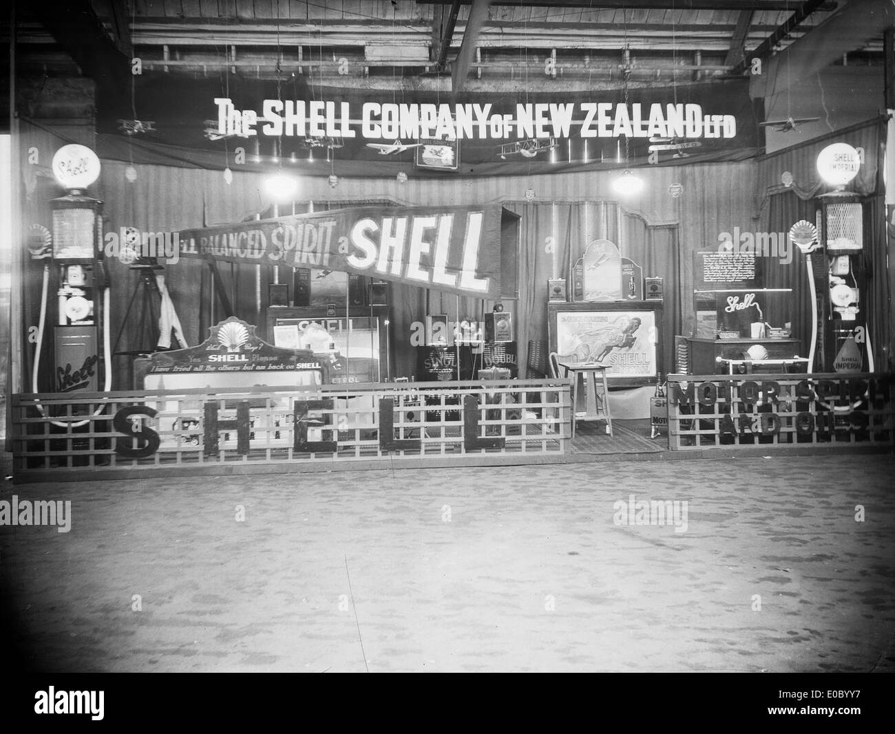 Ein historischer Werbestand für die Shell Company of New Zealand in den 1920er Jahren Der Stand fördert Shell Oil und seine Benzinpumpen und zeigt das Markenzeichen der Royal Dutch Shell Company und ihre Rolle in der Ölindustrie während des frühen 20. Jahrhunderts. Stockfoto