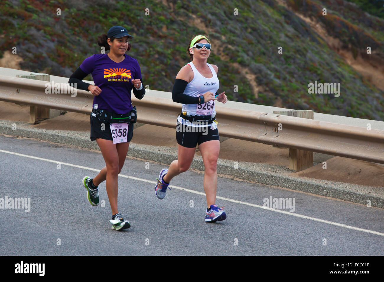 Läufer auf der Autobahn 1 bei 2014 Big Sur Marathon - BIG SUR, Kalifornien Stockfoto