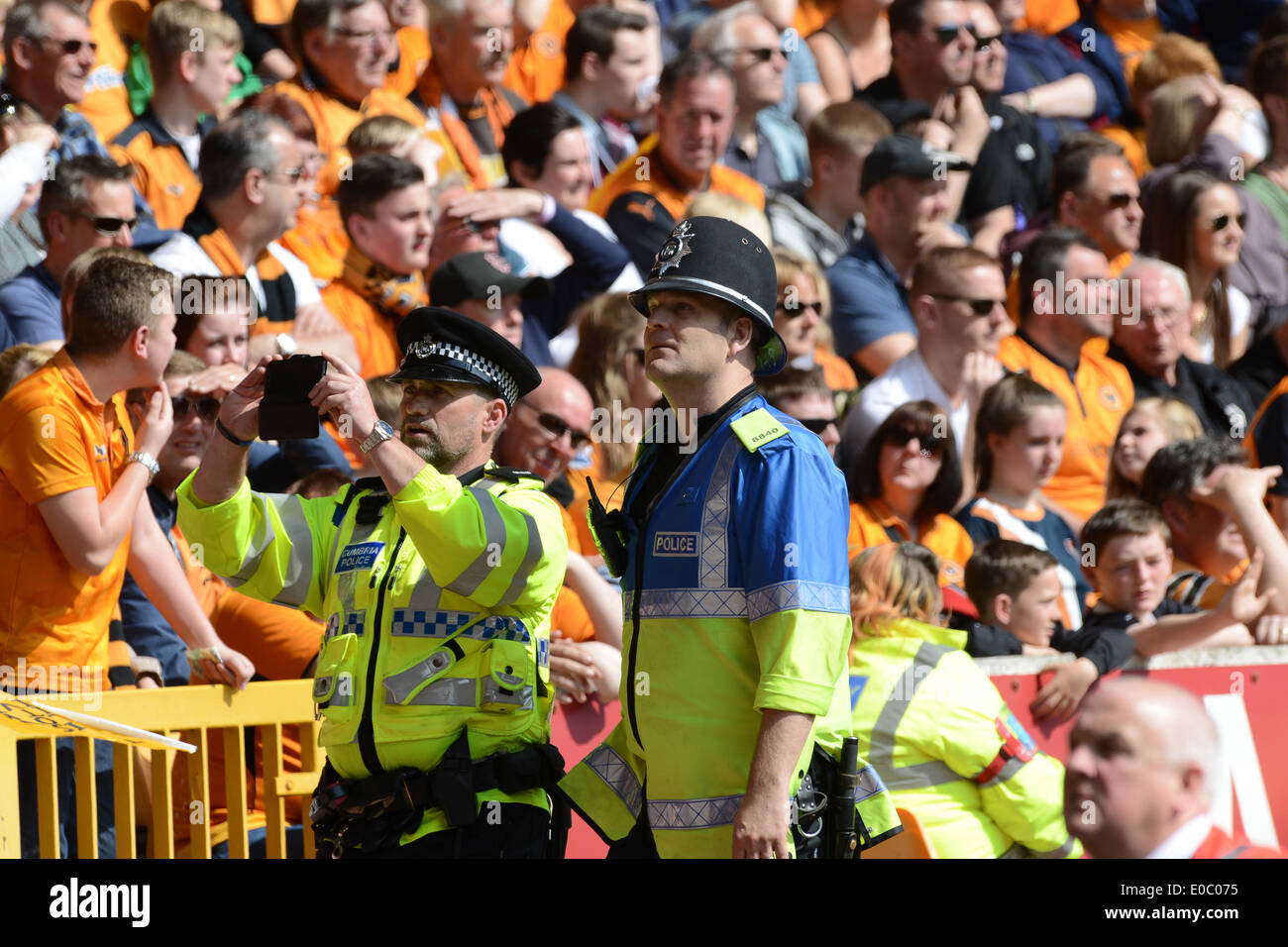 Polizist Offiziere Polizeiarbeit Fußball Spiel Uk Stockfoto