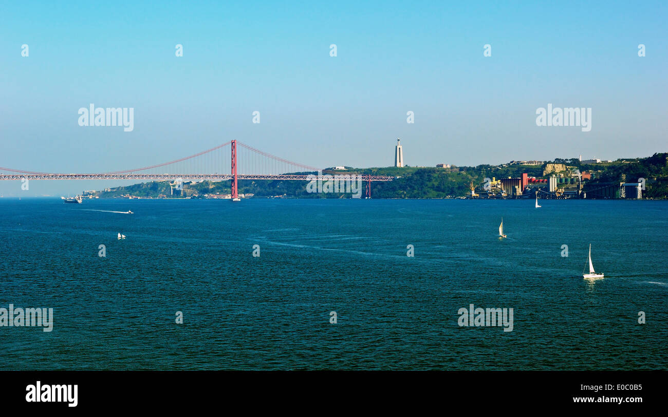 Fluss Tajo (Tejo) Panorama in Richtung 25. April Brücke und Statue von Christus Lissabon Portugal Westeuropa Stockfoto