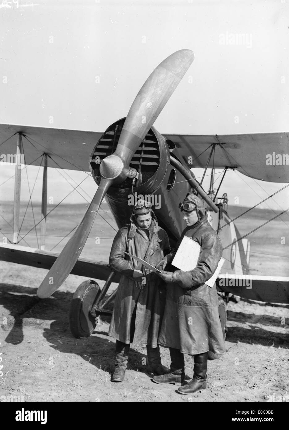 Ein Pilot und Beobachter des Australian Flying Corps stand während des Ersten Weltkriegs vor einem Bristol F.2B Flugzeug. Der Bristol Fighter, ein Doppeldecker, war bekannt für seine Effektivität in Kampf- und Aufklärungsmissionen. Dieses Bild spiegelt die Rolle des Australian Flying Corps im Krieg wider. Stockfoto