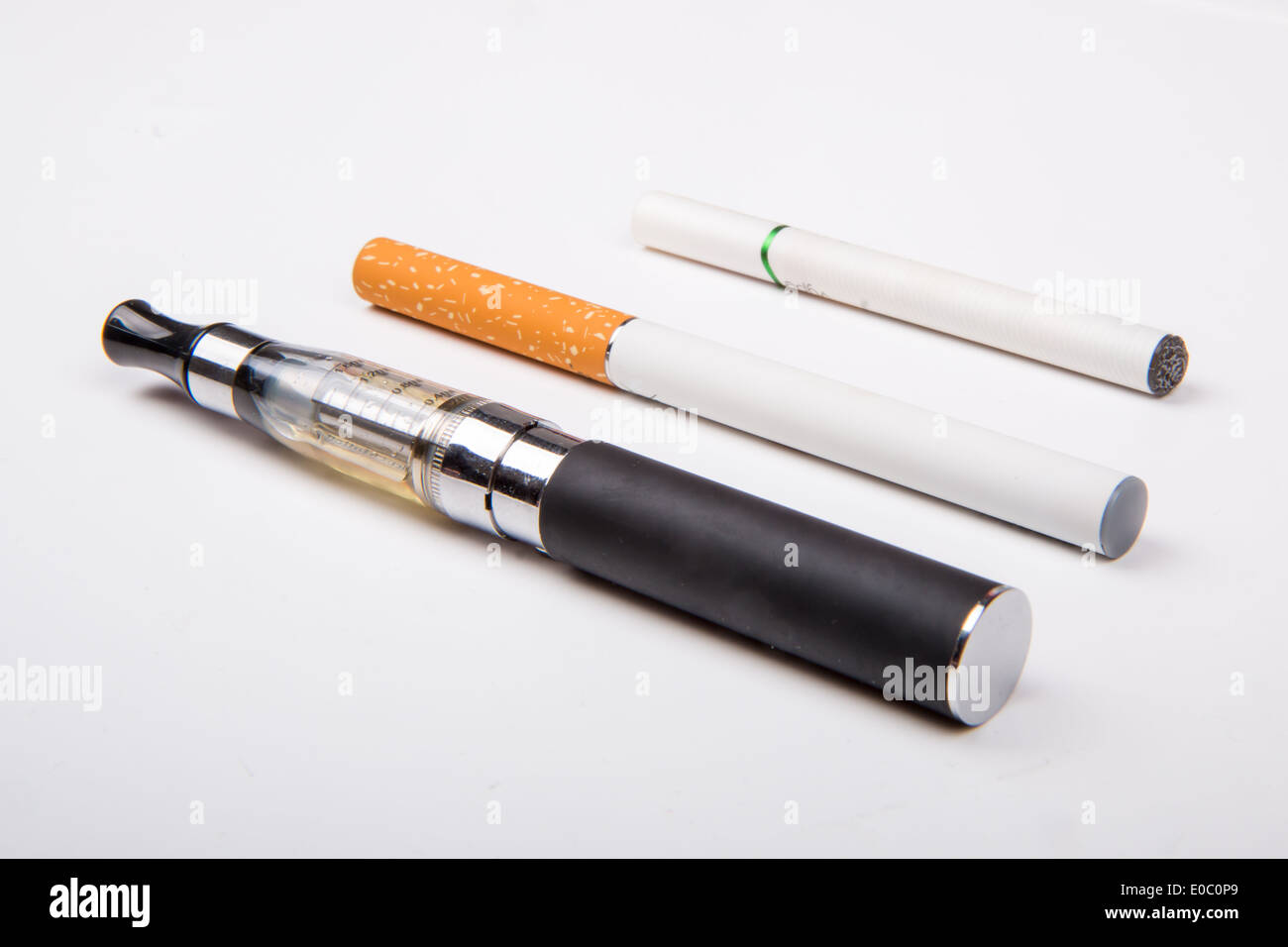 Verschiedene Arten von e-Zigaretten: Verdampfer, Akkus, Einweg Stockfoto