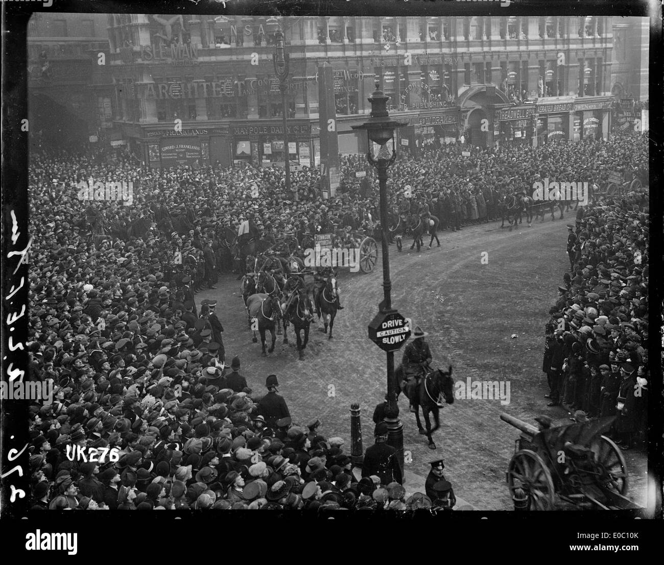 Dieses Foto zeigt die New Zealand Expeditionary Force (NZEF), die am Ende des Ersten Weltkriegs 1918 Gefangene Geschütze durch die Straßen Londons transportierte. Die Szene zeigt die große Militärparade und die bedeutende Rolle der Pferde beim Transport der Artillerie. Stockfoto