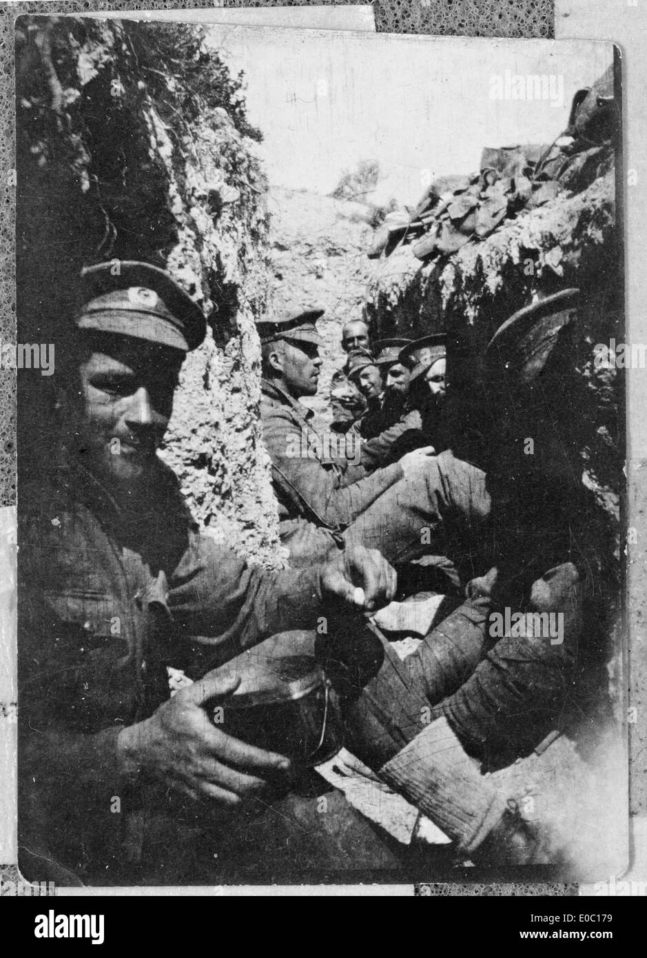 Ein Foto, das Soldaten in einem Graben bei Gallipoli während des Feldzugs 1915, Teil der Westfront des Ersten Weltkriegs, zeigt, unter welchen harten Bedingungen Soldaten standen. Stockfoto