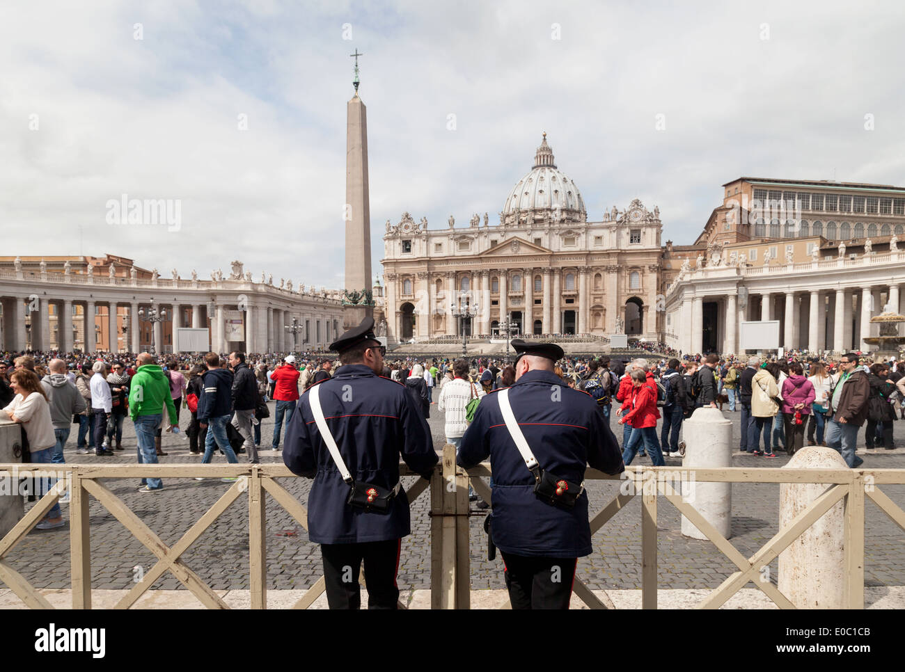 Zwei Mitglieder der Carabinieri oder italienische Militärpolizei am Eingang zur Vatikanstadt, Rom Italien Stockfoto