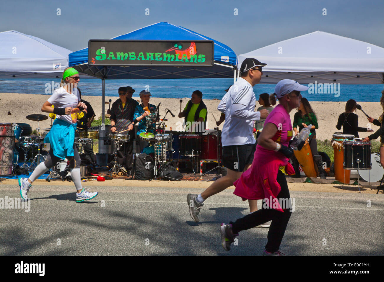 Die SAMBAHEMIANS Trommel Energie in die Menschenmenge am Ende 2014 Big Sur Marathon - BIG SUR, Kalifornien Stockfoto