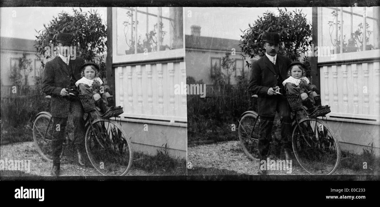Eine Fotografie von Isaac Jeffares und einem Kind, das zusammen auf einem Fahrrad fährt, aufgenommen in den frühen 1900er Jahren Dieses Bild spiegelt die wachsende Popularität von Fahrrädern als Transportmittel in dieser Zeit wider. Stockfoto