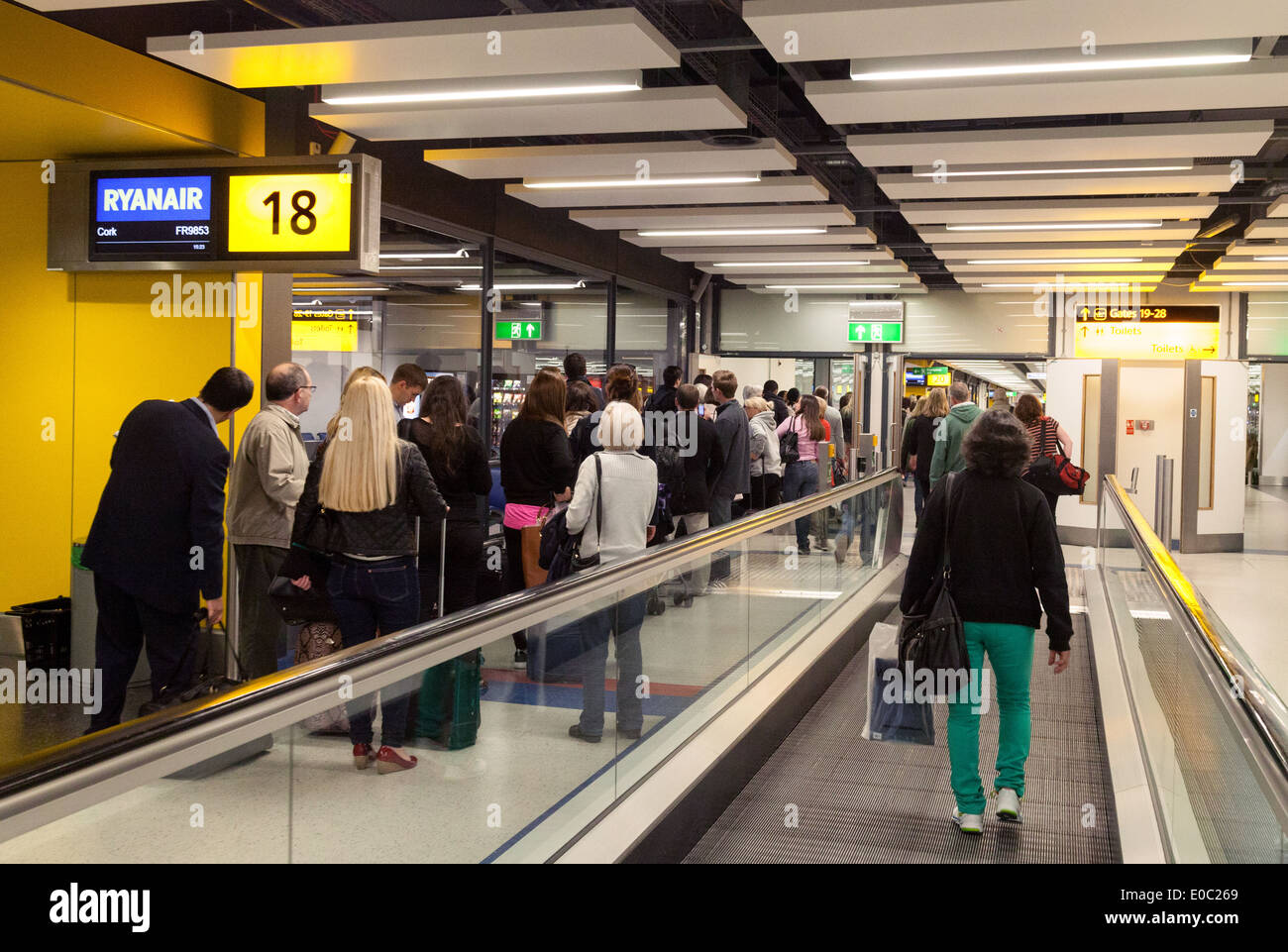 Flughafen-Warteschlange an der Pforte für Ryanair Flugzeug, south