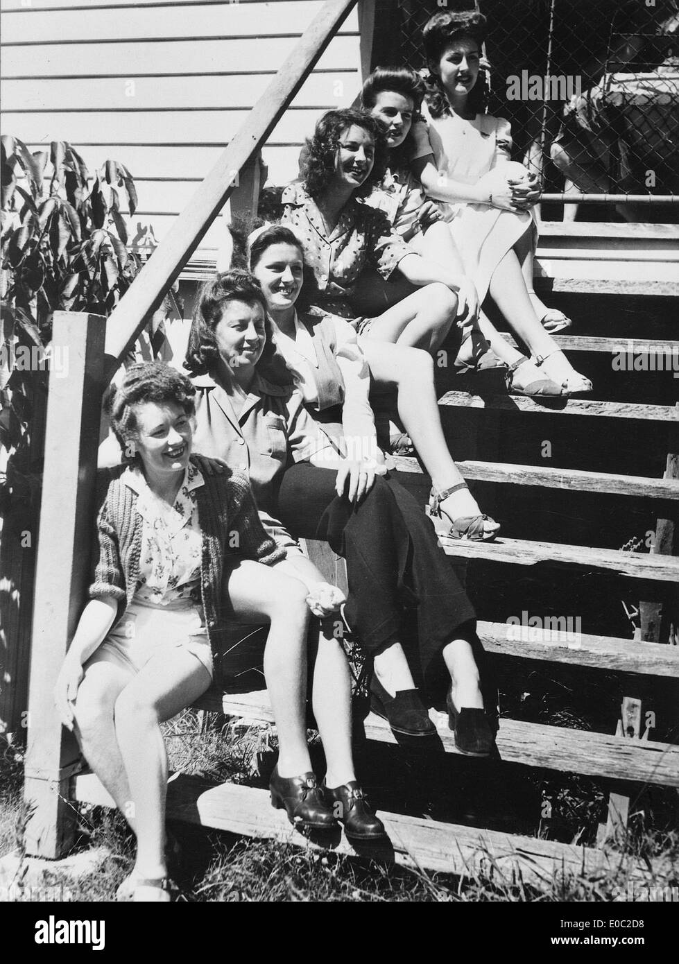 Eine Fotografie von Kriegsbräuten aus dem Jahr 1943, Frauen, die während des Zweiten Weltkriegs Soldaten heirateten. Das Bild fängt die emotionale und soziale Dynamik von Kriegsehen ein. Stockfoto