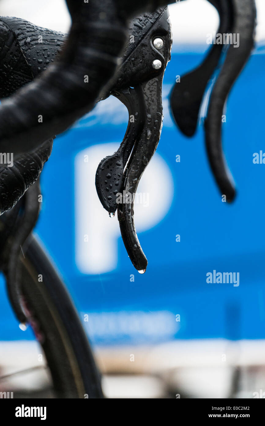 Nahaufnahme von Regentropfen abtropfen von Ende des Fahrrad Bremsgriffe Stockfoto