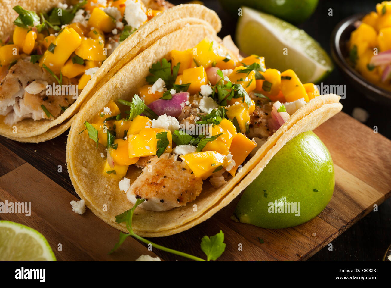 Hausgemachte Baja Fisch Tacos mit Mango-Salsa und Pommes frites Stockfoto