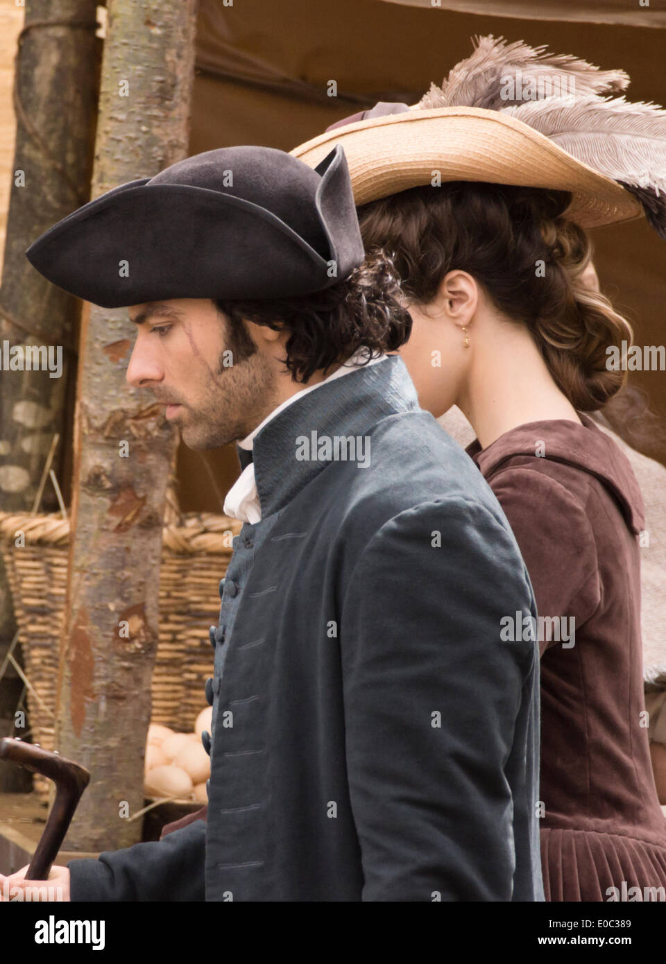 Corsham Wiltshire 6. Mai 2014 Dreharbeiten des BBC-Dramas Poldark vor Ort in Corsham Wiltshire. Die BBC haben diese kleinen Landstadt, deren hit 70er Jahre Drama basierend auf den Werken von Winston Graham remake übernommen. Aidan Turner und Heida Reed Credit: Herr Standfast/Alamy Live-Nachrichten Stockfoto