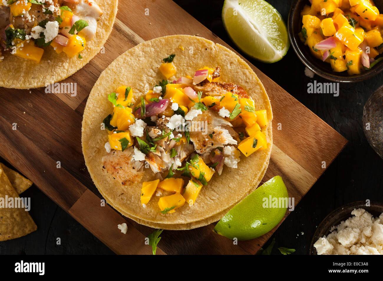 Hausgemachte Baja Fisch Tacos mit Mango-Salsa und Pommes frites Stockfoto