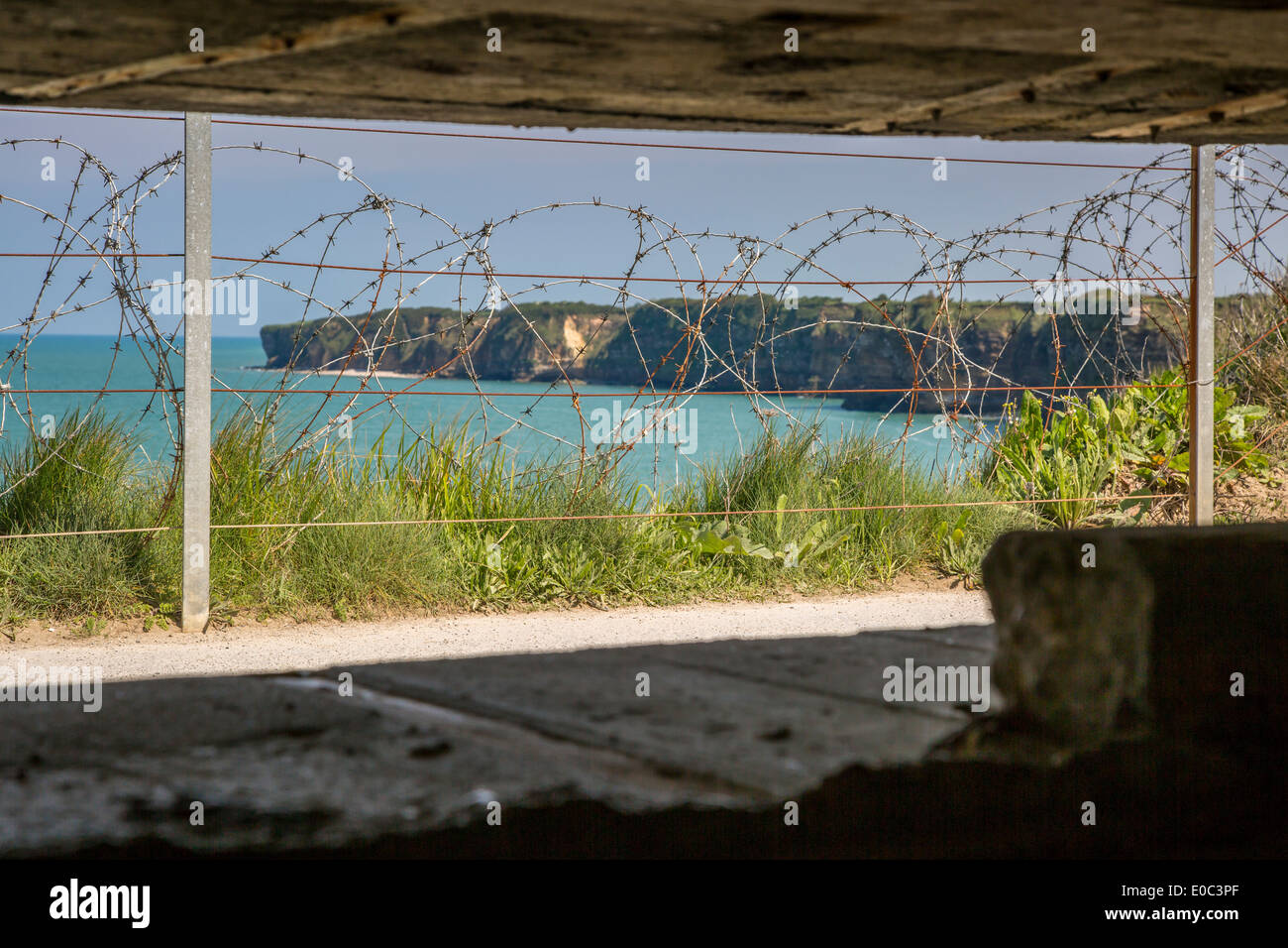 Normandie Küste durch eine deutsche Bunker am Pointe du Hoc, Normandie Frankreich betrachtet Stockfoto