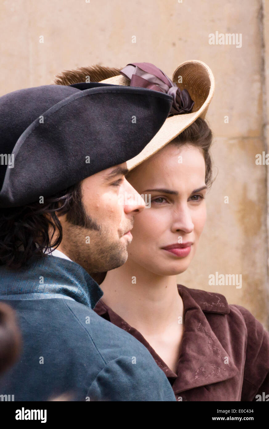 Corsham Wiltshire 6. Mai 2014 Dreharbeiten des BBC-Dramas Poldark vor Ort in Corsham Wiltshire. Die BBC haben diese kleinen Landstadt, deren hit 70er Jahre Drama basierend auf den Werken von Winston Graham remake übernommen. Aidan Turner und Heida Reed © Herr Standfast/Alamy Live News Bildnachweis: Herr Standfast/Alamy Live-Nachrichten Stockfoto