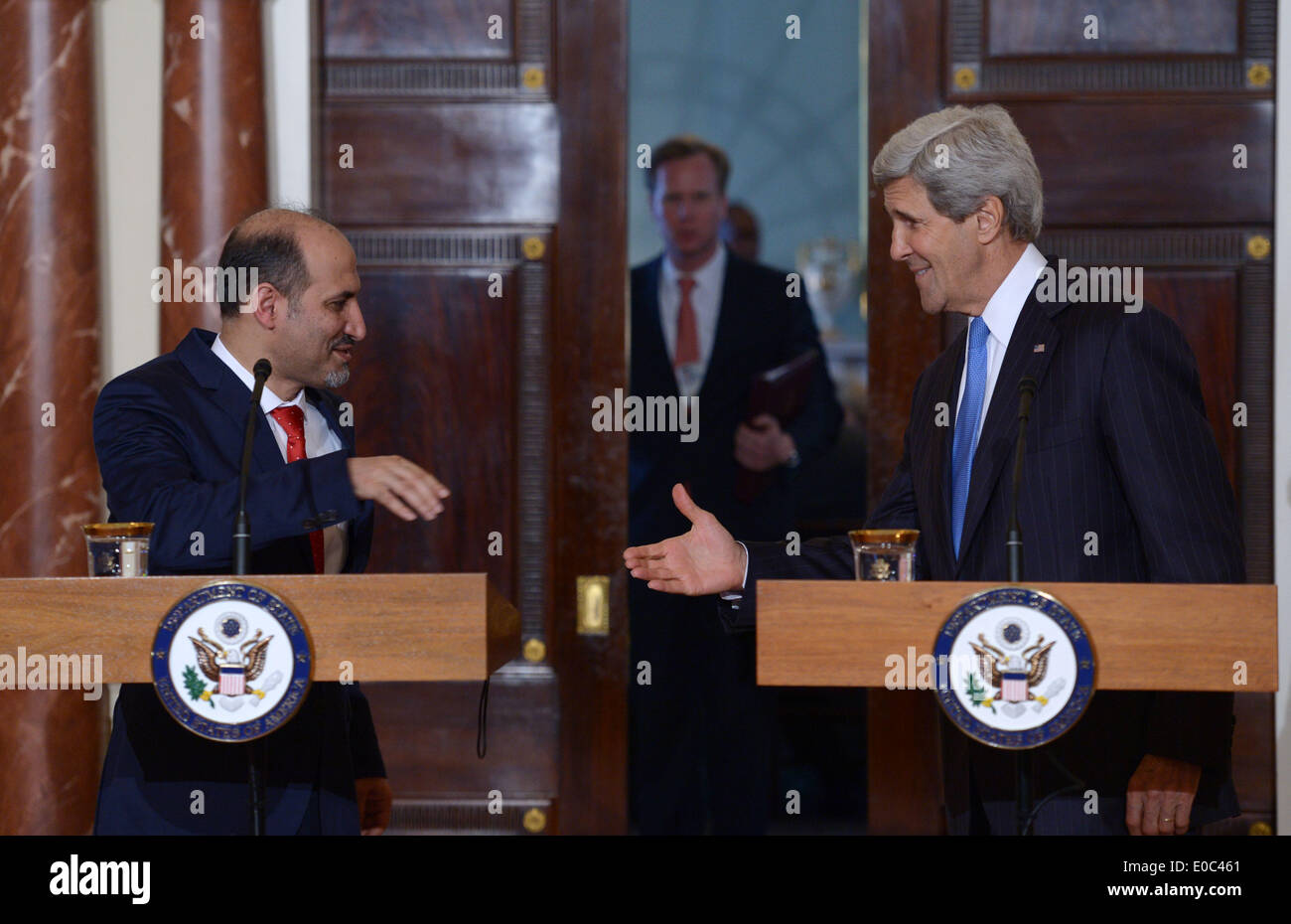 Washington, DC, USA. 8. Mai 2014. U.S. Secretary of State John Kerry (R) und der Präsident der syrischen nationalen Koalition (SNC) Ahmad Al-Jarba (L) die Hand nach einem Gespräch mit den Medien vor ihrem Treffen im State Department in Washington, DC, USA, am 8. Mai 2014. Bildnachweis: Yin Bogu/Xinhua/Alamy Live-Nachrichten Stockfoto