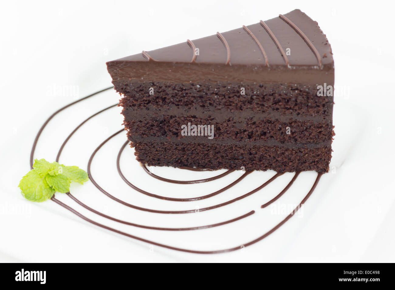 Stück Schokoladenkuchen auf weißen Teller Stockfoto