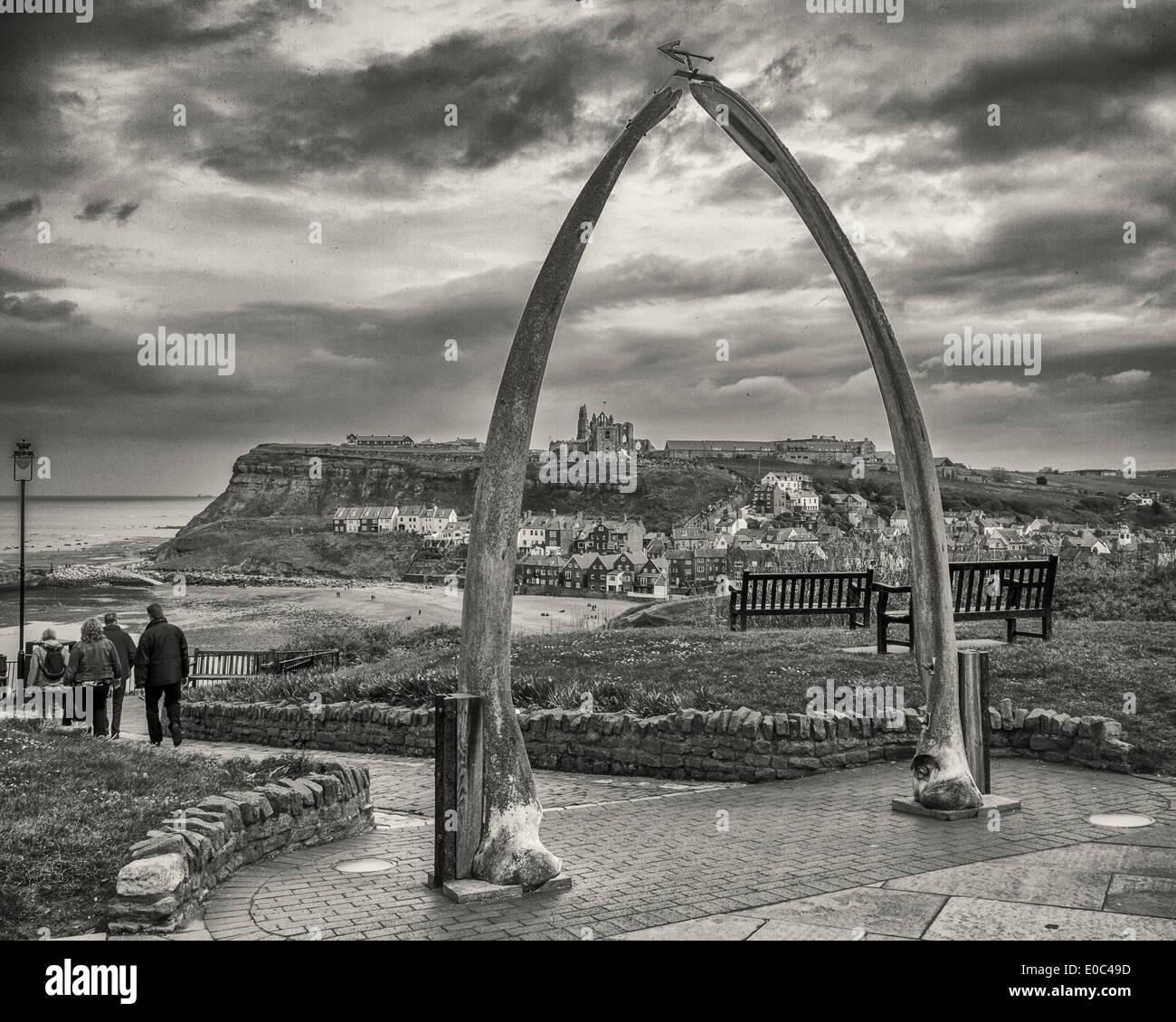 Whitby Wal Bogen mit Whitby Abtei gerahmt - Dracula-Land Stockfoto