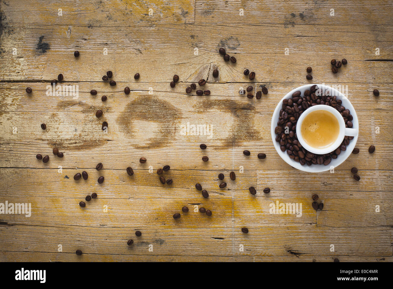 Eine Tasse Kaffee umgeben von Kaffeebohnen Stockfoto