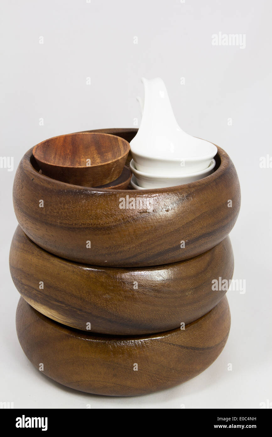 Küchenutensilien auf weißem Hintergrund Stockfoto