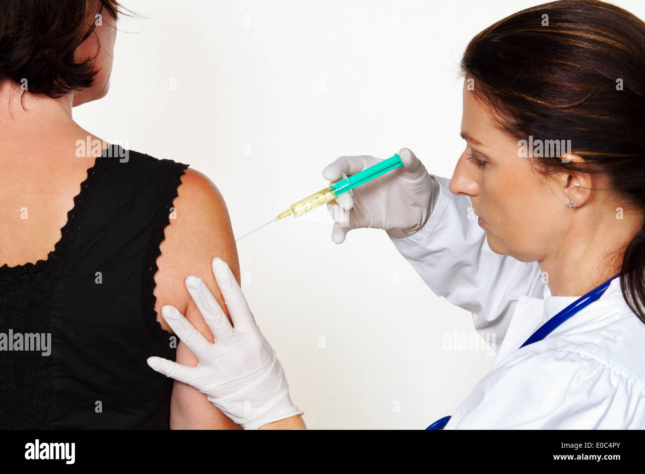 Junger Arzt inoculates Patienten gegen Krankheiten uns Grippe., Junger Arzt Impft Patienten Gegen erschienenes Uns Grippe. Stockfoto