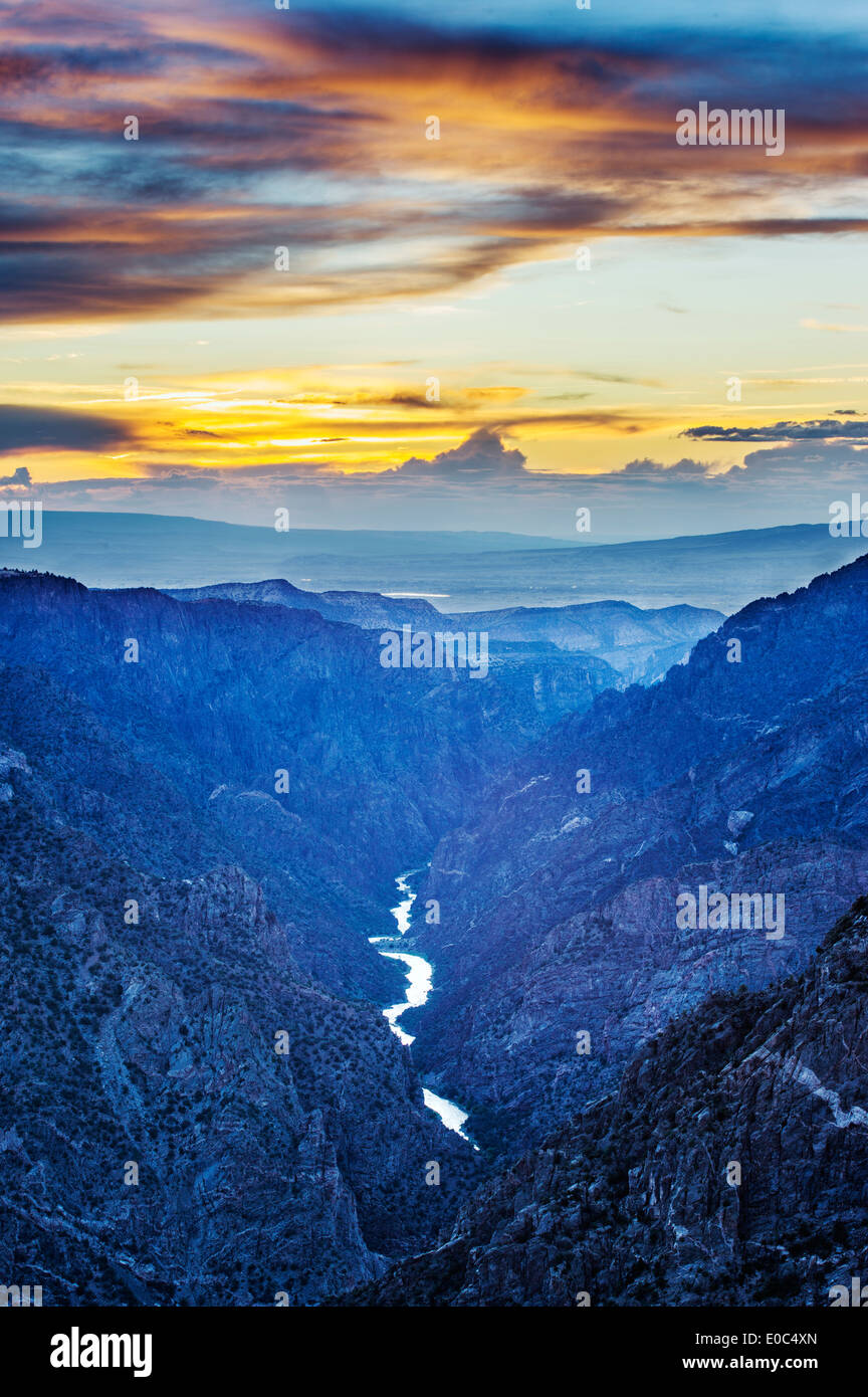 Blick auf den Sonnenuntergang der Gunnison River und Black Canyon des Gunnison Nationalparks von Sunset View overlook, Colorado, USA Stockfoto