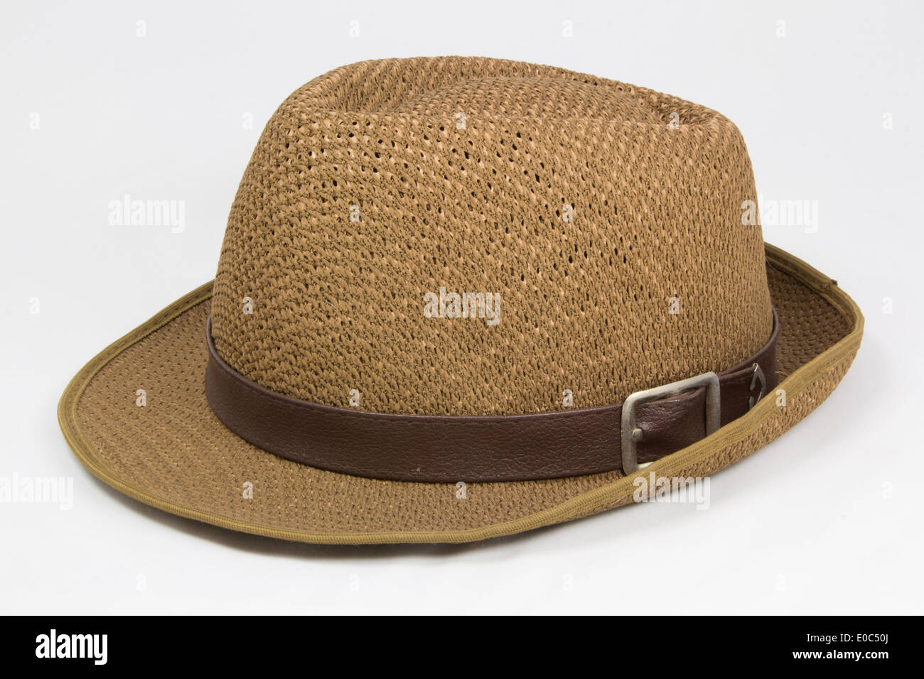 Strohhut isoliert auf weißem Hintergrund Stockfoto